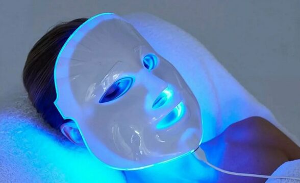 Perlakuan fototerapi LED pikeun merangan parobihan anu aya hubunganana sareng umur dina kulit wajah
