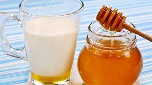 Kefir sareng madu kanggo pangobatan kulit panangan anu meremajakan
